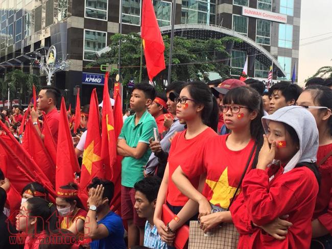 Nghẹt thở, vỡ òa cảm xúc khi U23 Việt Nam gỡ hòa ảnh 2